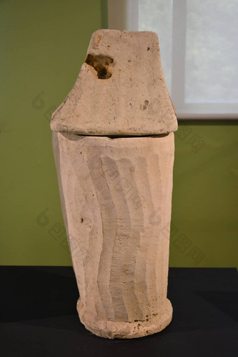 棕色（的）石头埋葬缸显示博物馆