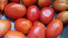 红色的西红柿超级市场出售