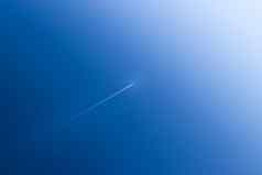 飞机翱翔蓝色的天空
