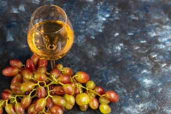 大光酒葡萄覆盖白色涂层被称为酵母眼镜填满光酒水滴浆果灰色的背景