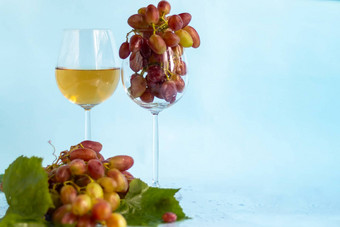 大光酒葡萄覆盖白色涂层被称为酵母眼镜填满光酒水滴浆果多色的背景