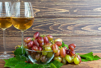 大光酒葡萄覆盖白色涂层被称为酵母眼镜填满光酒水滴浆果木背景