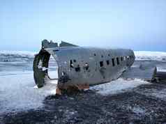 残骸被遗弃的飞机黑色的海洋海滩冰岛受欢迎的景点冰岛