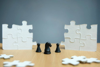 业务策略概念上的照片马骑士国际象棋兵站中心拼图谜题一块安排