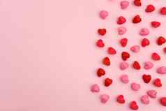 红色的粉红色的心珠子形状前视图平躺粉红色的背景爱浪漫概念上的对象