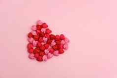 红色的粉红色的心珠子形状前视图平躺粉红色的背景爱浪漫概念上的对象