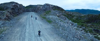 骑摩托车的人山路山景观