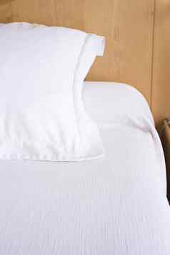 枕头白色涵盖了奢侈品酒店王大小床上