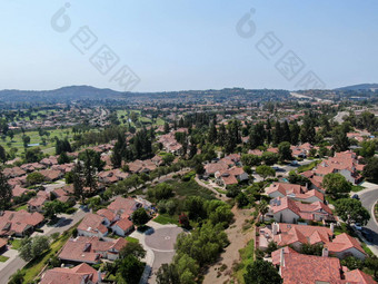 空中视图中间类社区住宅房子社区南加州
