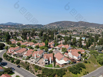 空中视图中间类社区住宅房子社区南加州