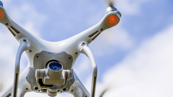 无人机大疆创新幻影飞行直升机四轴飞行器蓝色的天空白色云飞行直升飞机天空