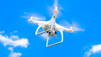 无人机大疆创新幻影飞行直升机四轴飞行器蓝色的天空