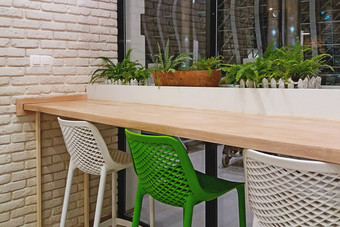 空椅子表格绿色植物自助餐厅窗口在室内