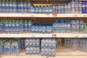 瓶装喝水<strong>超市货架</strong>上莫斯科