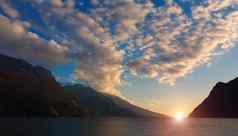 云山湖黎明日出美丽的山湖
