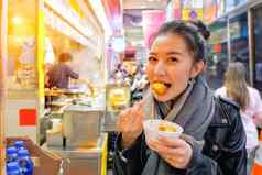 中国人亚洲年轻的女模型吃中国人蒸饺子