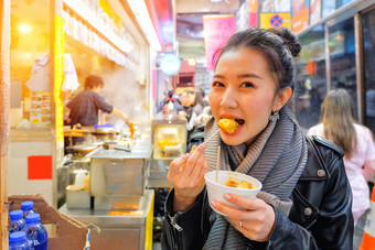 中国人亚洲年轻的女模型吃中国人蒸饺子