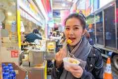 中国人亚洲年轻的女模型吃中国人蒸饺子
