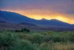 山范围蒙上阴影色彩斑斓的日落东部塞拉内华达山