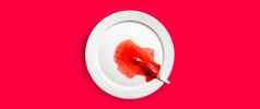 美味的解冻草莓冰棍白色轮菜红色的背景