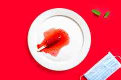 美味的解冻草莓冰棍白色轮菜医疗面具红色的背景