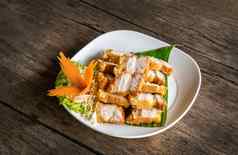 炸脆皮猪肉鱼酱汁泰国食物风格概念