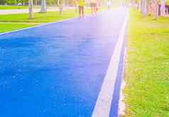 运行跟踪跑步者橡胶封面蓝色的公共公园