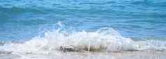 清晰的光蓝色的颜色海水溅海滩
