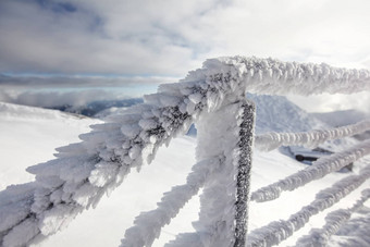 雪冰覆盖楼梯栅栏说明极端的冷