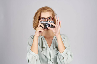 女人相机手光衬衫前面视图情绪模型