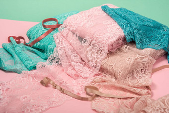 桩颜色丰富的明亮的花边内衣内裤胸罩粉红色的背景