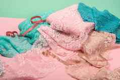桩颜色丰富的明亮的花边内衣内裤胸罩粉红色的背景