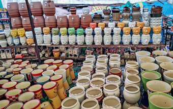 装饰色彩斑斓的陶瓷锅安排路边商店