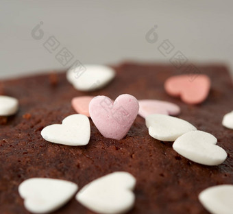 心形的糖一流的巧克力蛋糕巧克力蛋糕