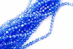 美丽的蓝色的玻璃闪耀水晶isoalted珠子白色背景
