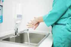 女人医生保护面具洗手医院