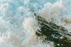 巨大的波崩溃海洋