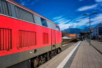 红色的火车站富辛德国巴伐利亚