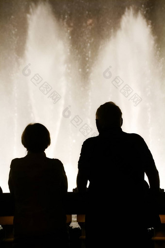 晚上场景轮廓人欣赏百乐宫喷泉表演这些维加斯