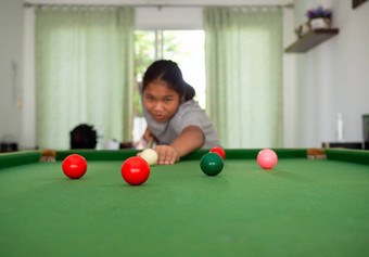 亚洲女人玩斯诺克的目标队列焦点
