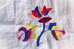 色彩斑斓的花手工制作的绣花光滑的装饰白色织物古董人刺绣白俄罗斯一半世纪