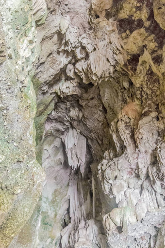 悬崖岩石形成洞穴在香港岛泰国