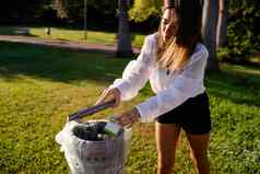 美丽的有礼貌的年轻的女人集好扔浪费垃圾公园尊重自然概念种类地球避免乱扔垃圾