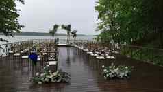 婚礼仪式婚礼拱白色椅子阳台雨