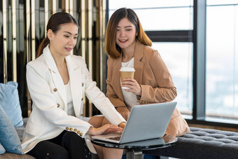 亚洲女商人工作<strong>合作伙伴</strong>业务技术移动PC现代会议房间办公室工作空间咖啡打破<strong>合作伙伴</strong>的同事概念