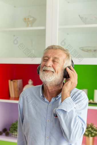 高级退休男人。听音乐耳机感觉