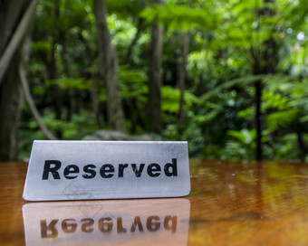 保留标志使不锈钢<strong>钢板</strong>层压木表格餐厅树森林背景