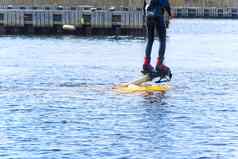 男人。有趣的flyboardflyboarding阳光明媚的夏天一天河港extrime水活动flyboard
