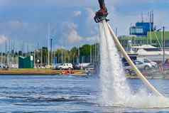 男人。有趣的flyboardflyboarding阳光明媚的夏天一天河港extrime水活动flyboard