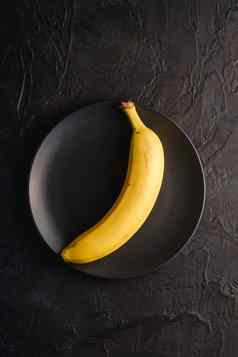 单香蕉水果黑色的板黑暗变形背景